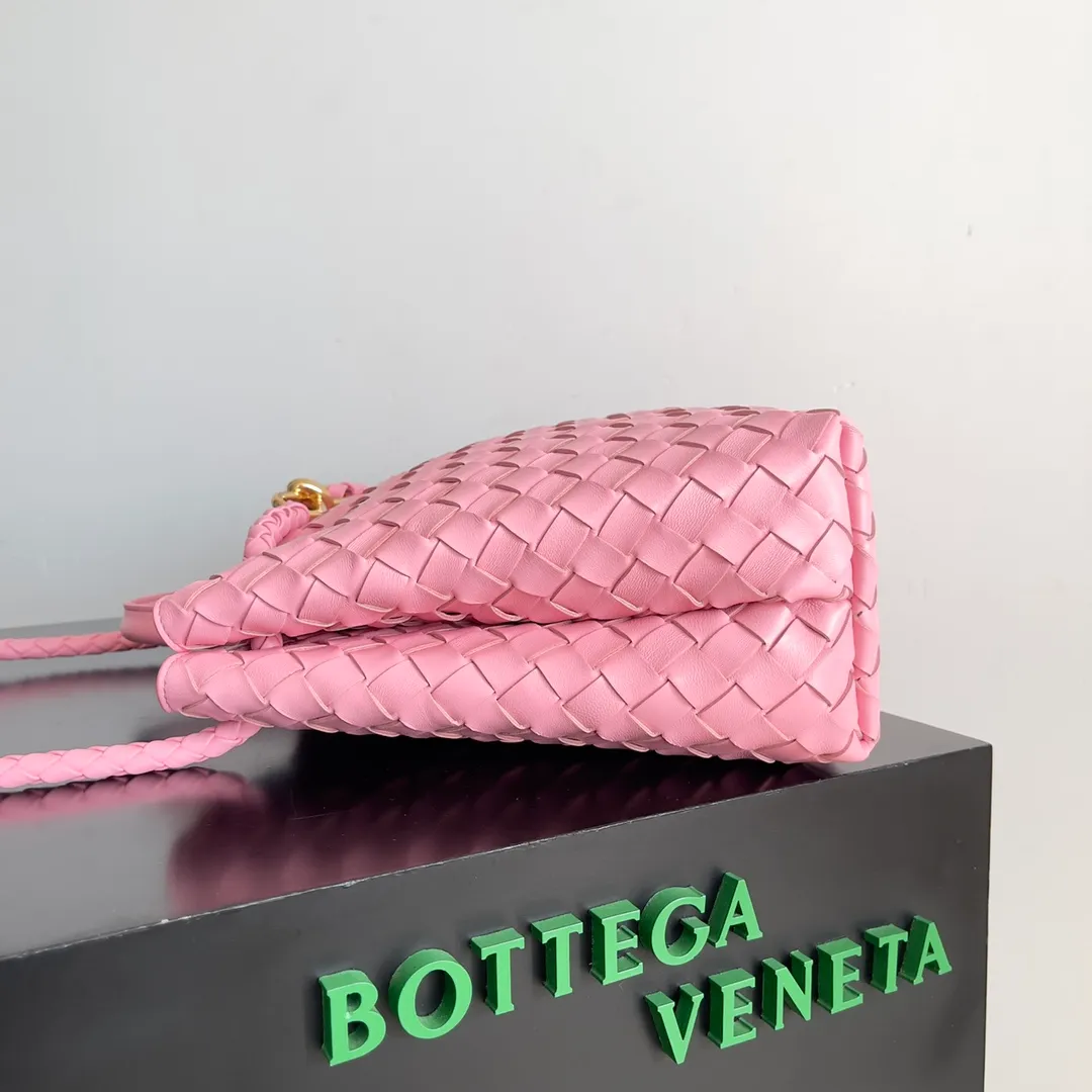The 2023 new Andiamo batch of 2260 BV has been shipped‼ ️Really popular🔥The new Andiamo woven handbag launched by Bottega Veneta this season is really popular all over the world! ! Celebrities at home and abroad have worn it, and Oscar-winning actress Michelle Yeoh has taken it out on the street. Song Jia, Trai Yara, Yu Feihong, Sanji Ayaka, Rosie Hunting-Whiteley, Yoshioka Riho, etc. have all picked up this bag. It is classic and versatile, showing off its temperament, and the bag capacity is also large, which is very convenient for daily commuting! ! A variety of carrying methods, the shoulder straps can be adjusted by yourself, the original lambskin feels soft and delicate, and the unisex style breaks the gender boundaries and brings a more practical and long-lasting use experience. Andiamo, which has both elegant and casual styles, perfectly interprets the true appearance of "fashionable old money style". Style number: 743572 Size: 32*24*12
